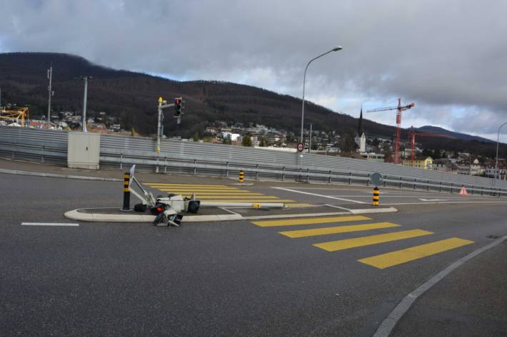 Ampel umgefahren und abgehauen.