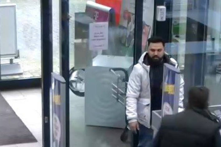 Die Polizei bittet um Hinweise zu diesem Mann.
