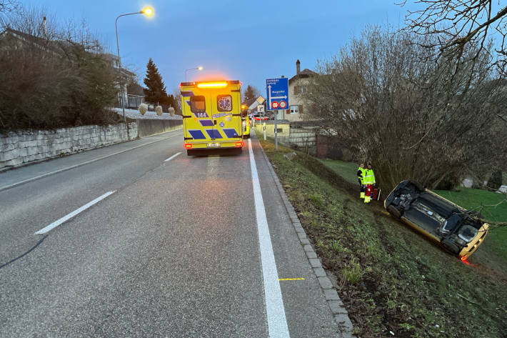 Das Auto kippte zur Seite und musste mit Hilfe der Feuerwehr geborgen werden.