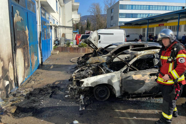 Zwei Fahrzeuge auf Garagenvorplatz komplett ausgebrannt in Aesch BL