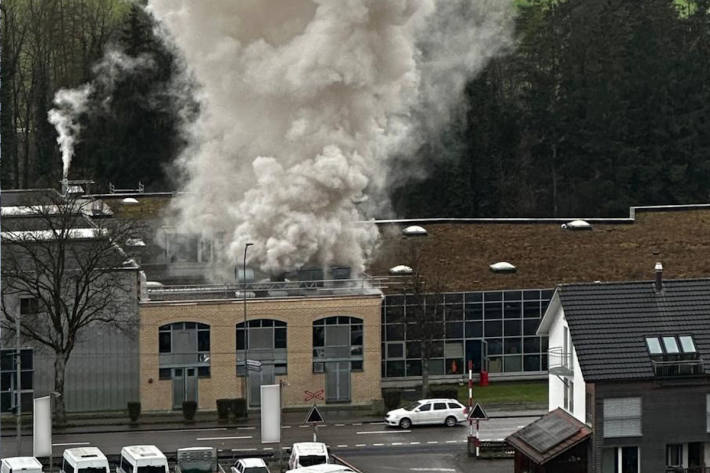 Der Kantonalen Notrufzentrale wurde eine starke Rauchentwicklung aus dem Dach einer Firma gemeldet