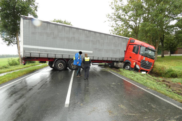Der Lkw kam aus bislang unbekannten Gründen von der Straße ab.