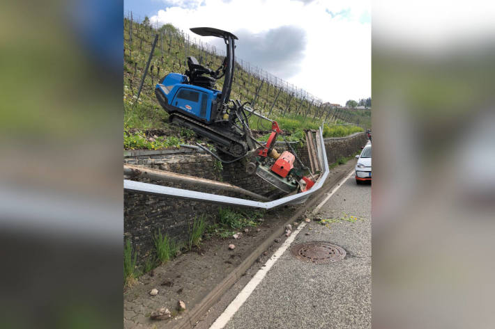 Raupe im Weinberg abgestürzt – Fahrer verletzt