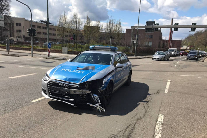  Zusammenstoß mit Polizeiauto in Kaiserslautern