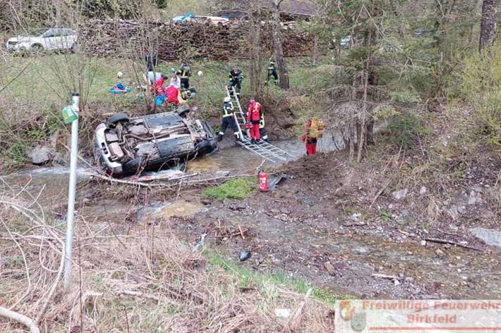 In Gasen schleuderte der Pkw über die Fahrbahn, stieß gegen mehrere Verkehrszeichen und stürzte schließlich in den Gasenbach, wo er seitlich zum Liegen kam