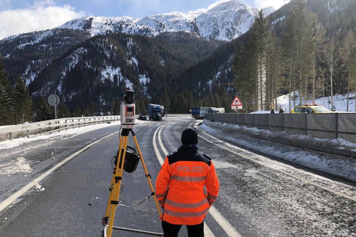 Zwei Verletzte nach Kollision auf der N13 bei Sufers