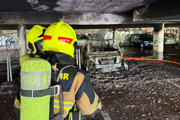 Ein Fahrzeug war in Brand geraten und löste den Alarm aus.