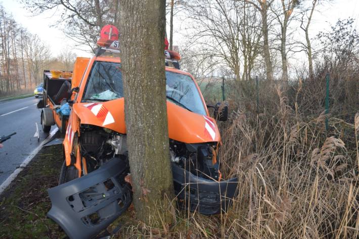 Wangerland – Zwei Verletzte nach Kollision mit dem Baum