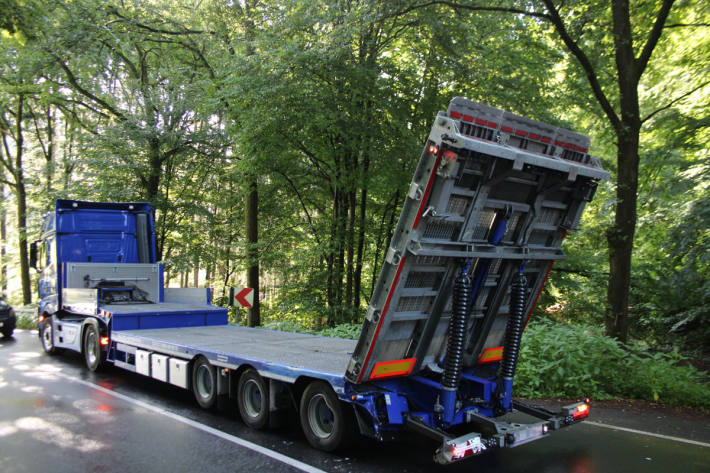 Der Fahrer des Sattelzuges verlor die Kontrolle über den Auflieger.