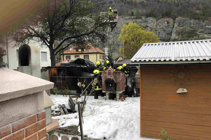 Gartenhaus ging in Flammen auf