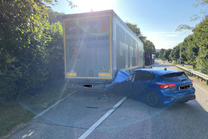 Auf Rastplatz mit einem stehenden Lastwagen kollidiert und dabei schwer verletzt