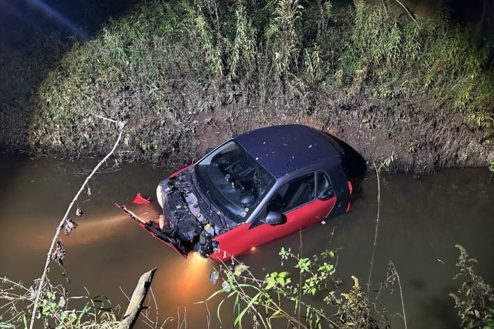 Das Fahrzeug im Flussbett