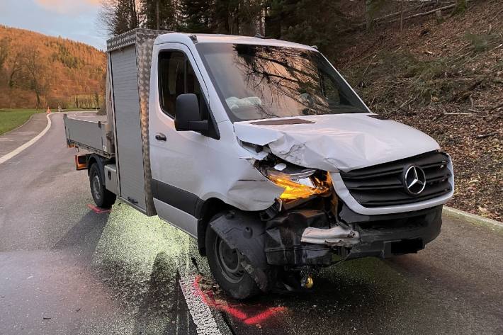 Der Fahrer vom Lieferwagen verletzte sich dabei.