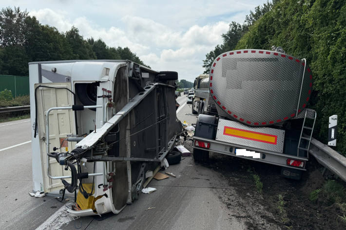 Am Stauende kollidierte der Lkw mit dem Wohnwagen-Gespann.