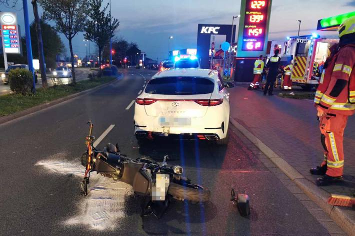 An den beteiligten Fahrzeugen entstand in Velbert hoher Sachschaden