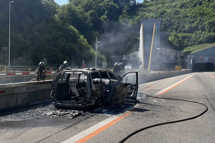 Personen wurden keine verletzt. Das Auto wurde total zerstört.