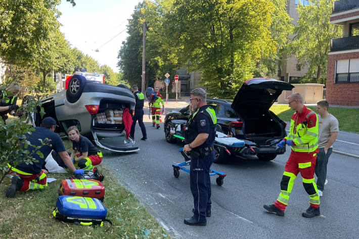 Die verletzte Person wurde schonend aus dem Wrack befreit.