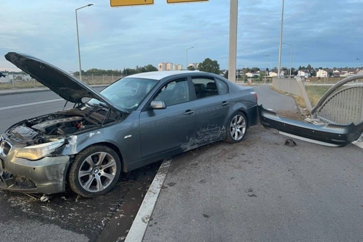  Verkehrsunfall unter Alkoholeinfluss – Fahrer flüchtet