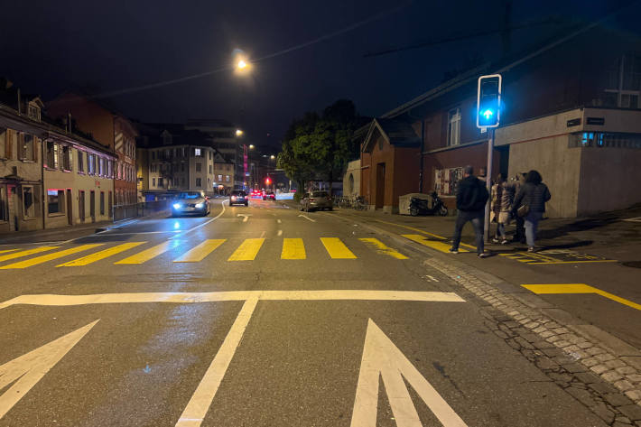 Auto kollidiert auf dem Unteren Graben mit Fussgänger