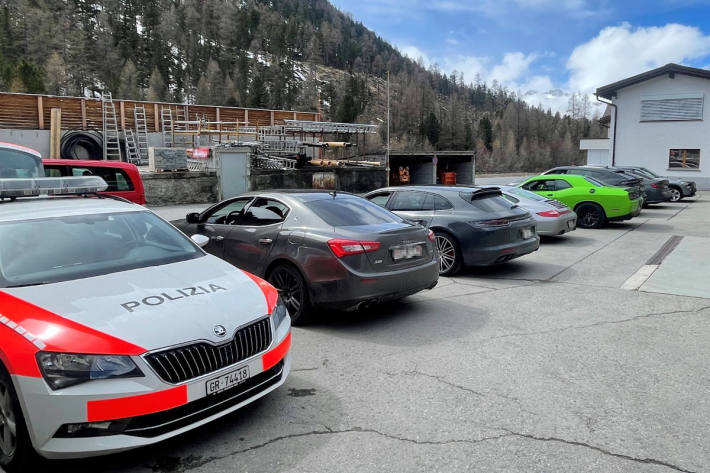 Patrouillenfahrzeug und angehaltene Sportwagen