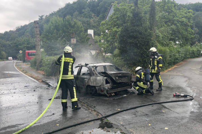 PKW-Brand greift auf Hecke über