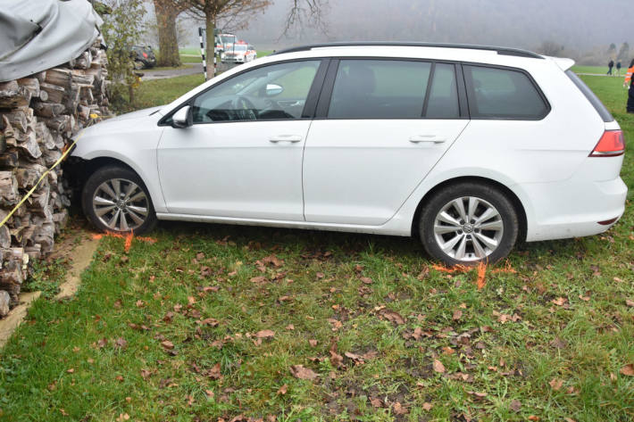 Der Autofahrer prallte gegen eine Holzbeige.