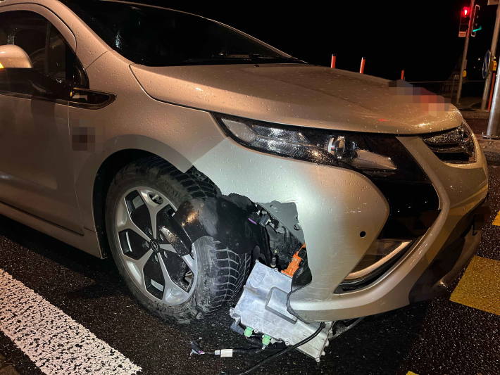 Betrunken Unfall gegen Leitpfosten gekracht und weitergefahren