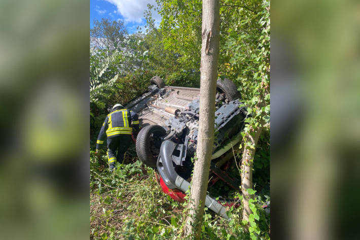 Zwei Verletzte nach Fahrzeug-Überschlag auf der A57