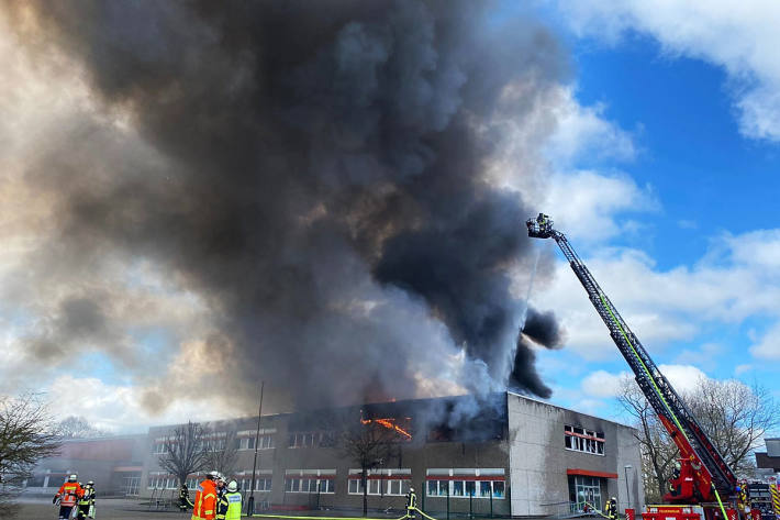 Hohe Flammen an der Marion-Dönhoff-Schule im Stadtnorden von Wilhelmshaven