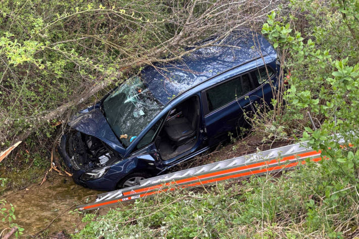 Die 78-Jährige musste durch die Feuerwehr aus dem Auto befreit werden.
