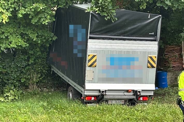 Der Lenker war in der Fahrerkabine eingeklemmt
