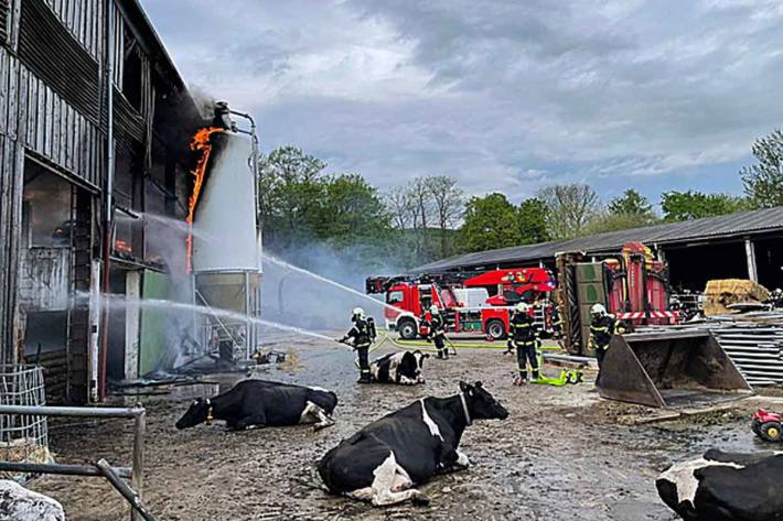 Heute wurden zahlreiche Feuerwehren zum Brand eines landwirtschaftlichen Gebäudes in Laab im Walde alarmiert 