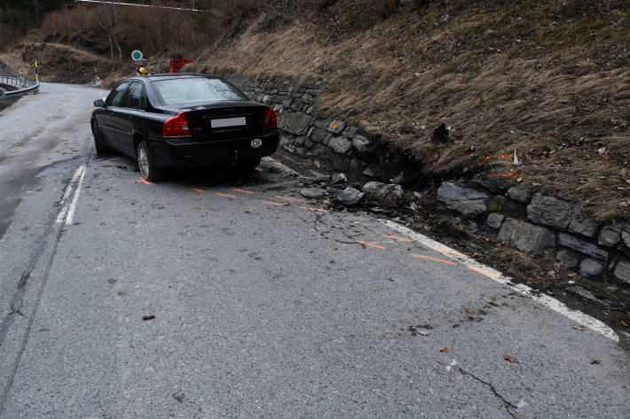 Mit Personenwagen über die Böschung geraten