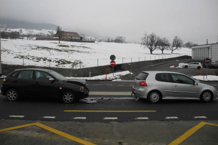 Die hintere Lenkerin bemerkte das vordere Auto zu spät.