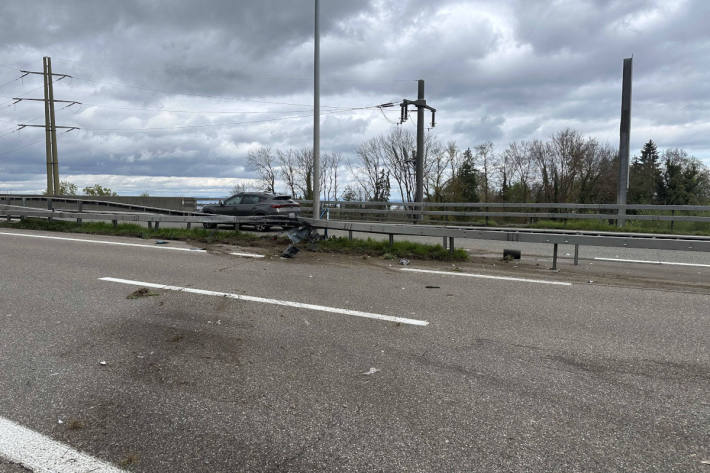 Das Auto prallte frontal in die Mittelleitplanke.