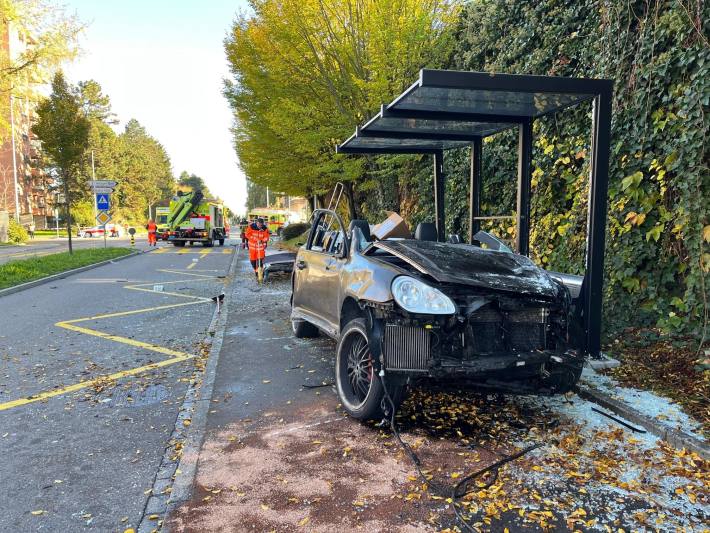 Kollision von zwei Personenwagen fordert 3 teils schwer verletzte Person