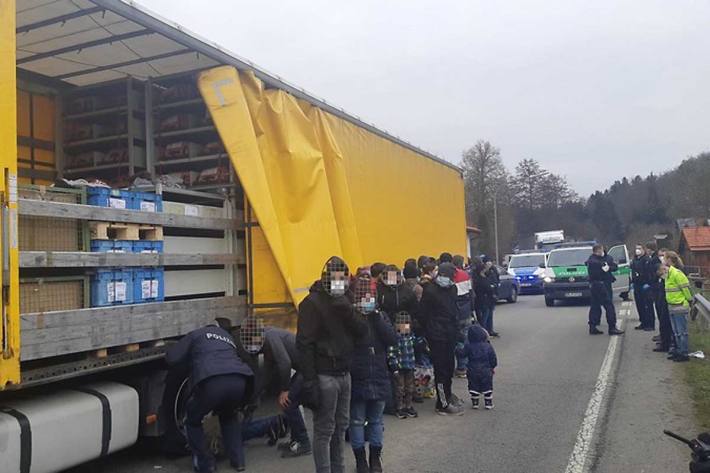 Unter den Reisenden waren auch zwei Kinder mit ihren Eltern