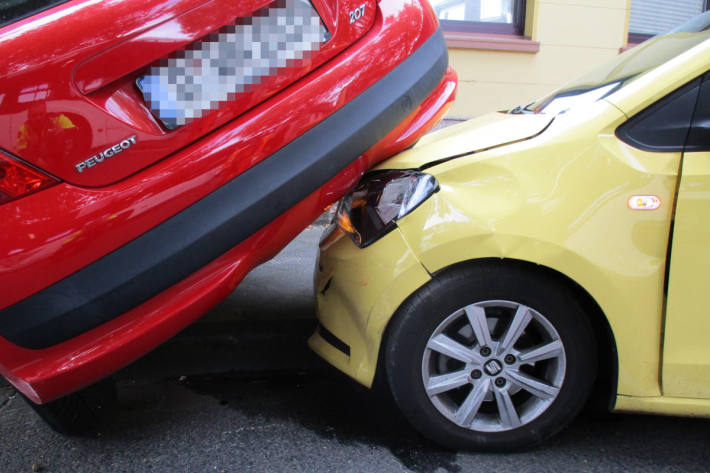 Sechs Verletzte nach Verkehrsunfall – hoher Sachschaden