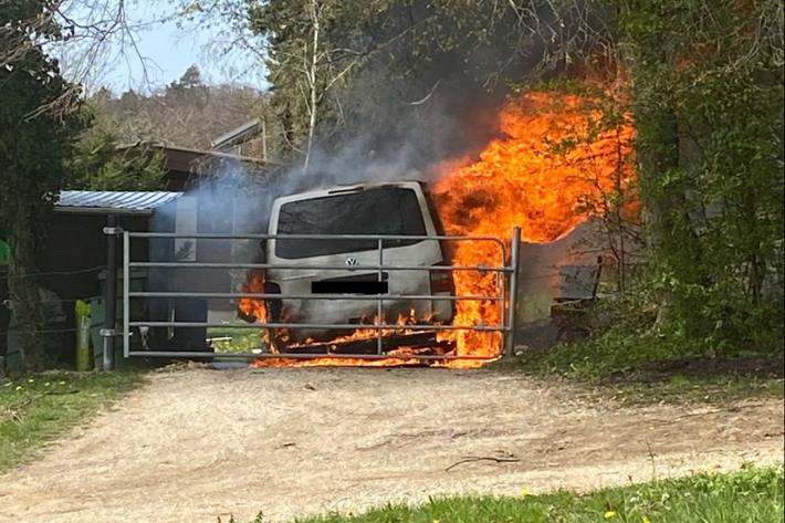 Das Feuer zerstörte den Campingbus komplett.