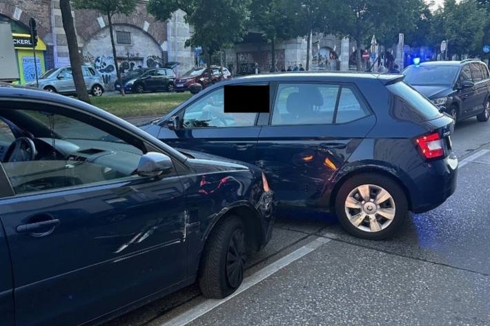 Fahrzeug quer zur Fahrbahn zum Stillstand gekommen