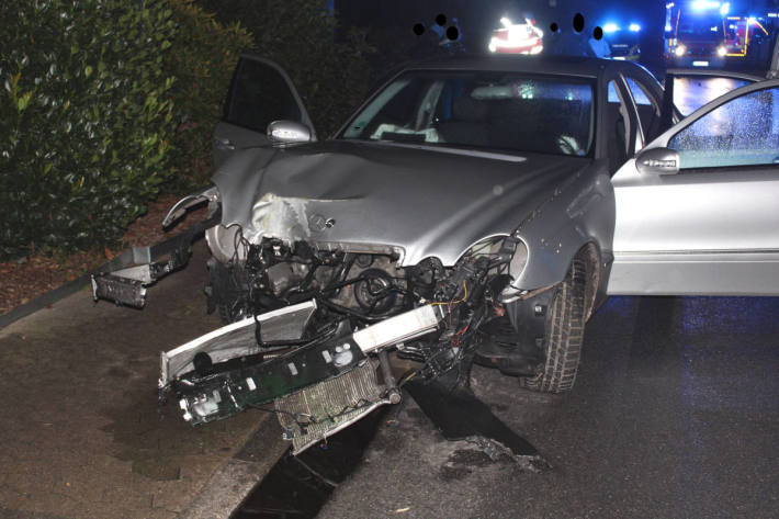 Vollbesetzter Mercedes kracht gegen Laterne