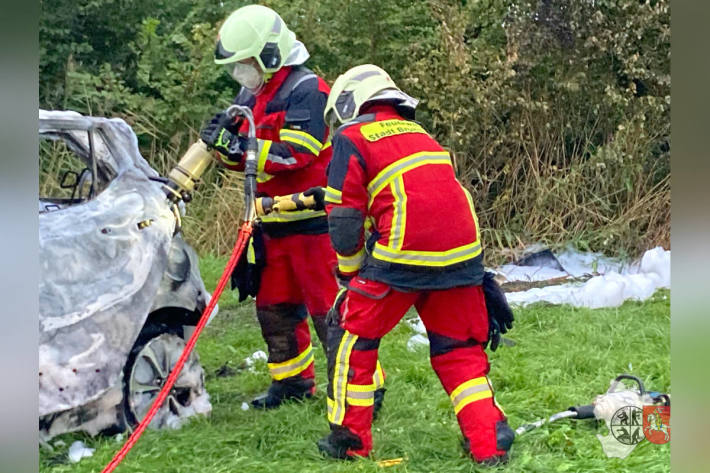  3 Personen verbrennen im Unfallwagen