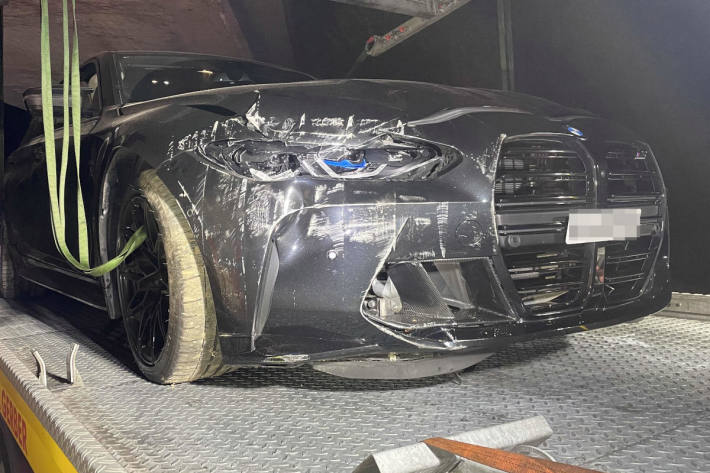 Der BMW kollidierte an einer Wand.