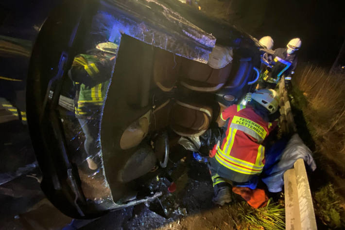 Feuerwehr rettet schwer Verletzte aus Fahrzeug bei Plettenberg