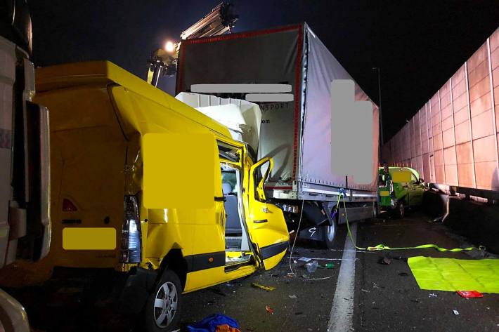 Lieferwagen, Lastwagen und Personenwagen nach Auffahrkollision auf der A1 bei Winterthur stark beschädigt 