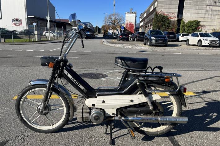 Der Töfflifahrer verletzte sich beim Unfall.