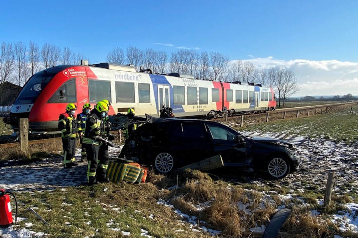BMW kollidiert mit Zug bei Heide