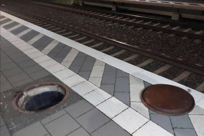 Der Mann entfernte mehrere Kanaldeckel.