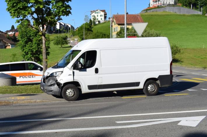 In Waldtstatt AR hat heute ein Lieferwagen eine Kollision mit einem Postauto gehabt.