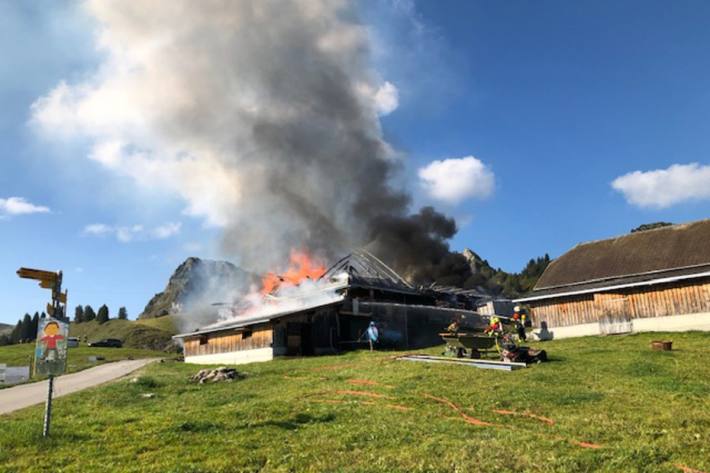 Heute brannte in Zweisimmen BE ein Bergrestaurant komplett nieder.